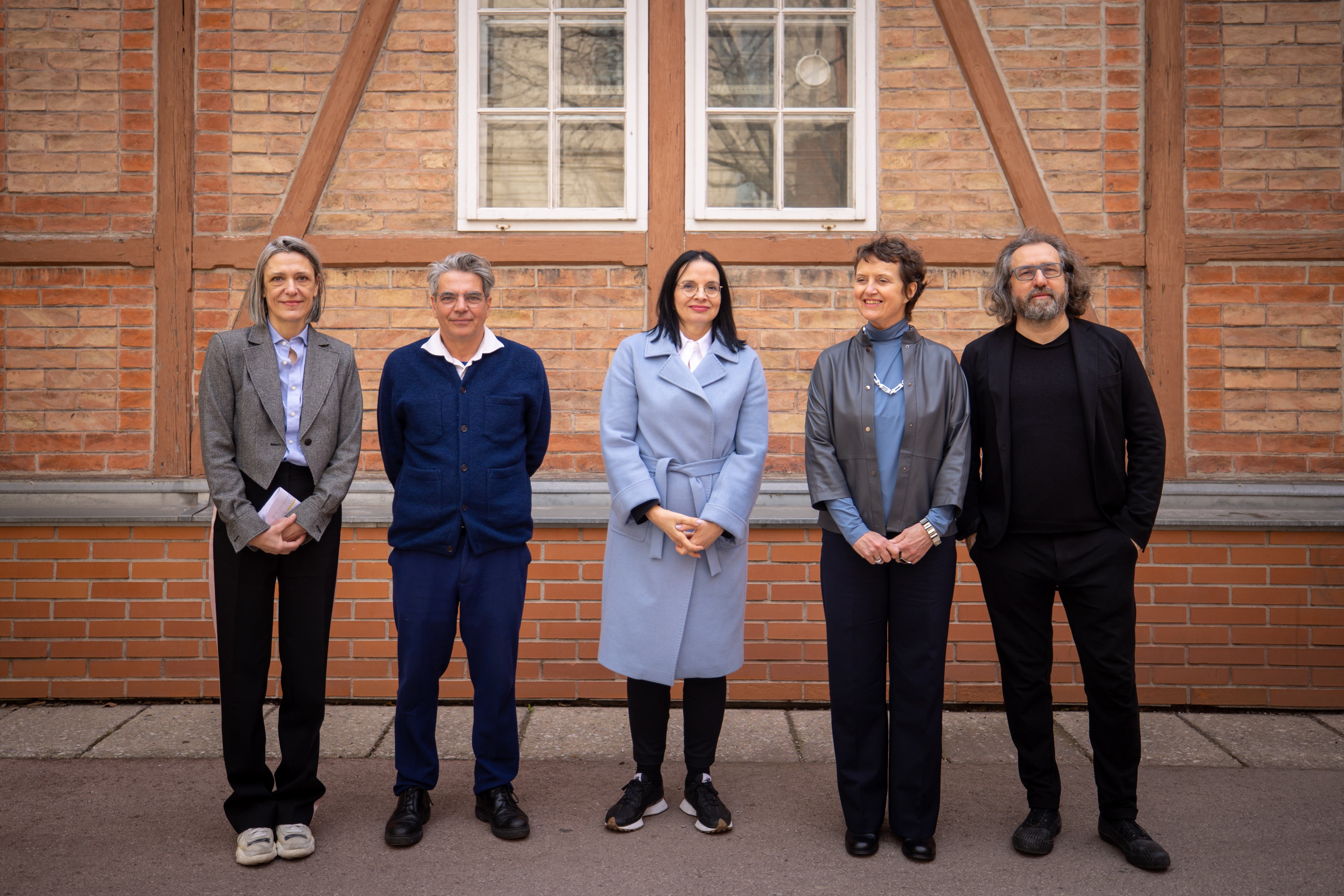 im Bild (vlnr.): Claudia Cavallar (Jurymitglied), Lorenzo Romito, Kunst- und Kulturstaatssekretärin Andrea Mayer, Sabine Pollak, Michael Obrist Foto: BMKÖS/HBF/Daniel TRIPPOLT